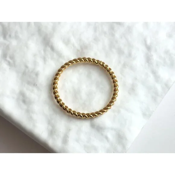 Braided Rope Minimalist 90's Gold Toned Costume Jewelry Vintage Ring - sz 7.75 - Picture 2 of 7